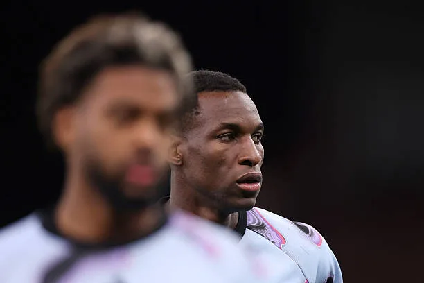 Ligue des Champions - Aston Villa : Nicolas Jackson et Ibrahim Mbaye titulaires face au Viking FK - wiwsport BIRMINGHAM, ENGLAND - OCTOBER 21: Nicolas Jackson of Aston Villa looks on during the warm up before the UEFA Champions League 2026/27 League Phase MD3 match between Aston Villa FC and Viking FK at Villa Park on October 21, 2026 in Birmingham, England. (Photo by Carl Recine/Getty Images)