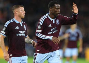 Ligue des Champions - Aston Villa étrille Fenerbahçe (6-0) avec un doublé de Nicolas Jackson - wiwsport BIRMINGHAM, ENGLAND - OCTOBER 14: Ross Barkley and Nicolas Jackson of Aston Villa celebrate 3rd goal during the UEFA Champions League 2026/27 League Phase MD2 match between Aston Villa FC and Fenerbahce SK at Villa Park on October 14, 2026 in Birmingham, England. (Photo by Ed Sykes/Sportsphoto/Allstar via Getty Images)