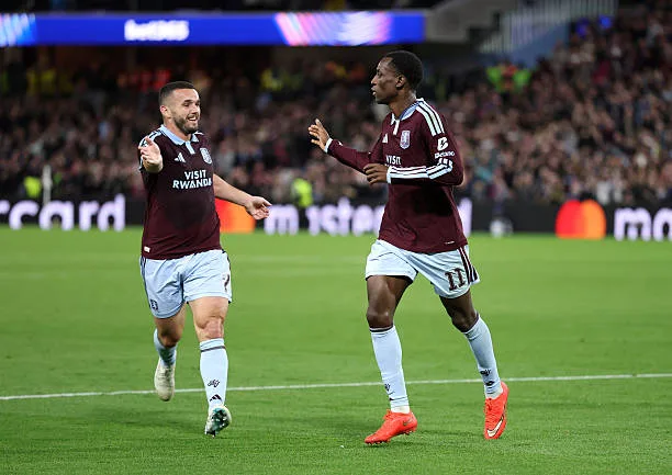 Ligue des Champions - Aston Villa : Doublé de Nicolas Jackson face au Fenerbahçe (vidéo) ! - wiwsport BIRMINGHAM, ENGLAND - OCTOBER 14: Nicolas Jackson of Aston Villa celebrates scoring his team’s second goal with John McGinn during the UEFA Champions League 2026/27 League Phase MD2 match between Aston Villa FC and Fenerbahce SK at Villa Park on October 14, 2026 in Birmingham, England. (Photo by Dan Mullan/Getty Images)
