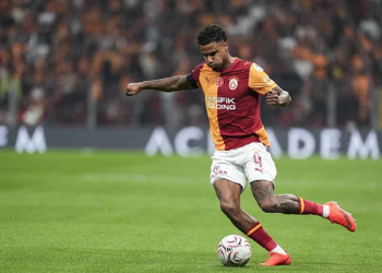 Ligue des Champions - Galatasaray : Ismaïl Jakobs titulaire face au FC Barcelone (19h00 Gmt) - wiwsport ISTANBUL, TURKIYE - OCTOBER 09: Ismail Jakobs of Galatasaray competes during the Turkish Super Lig match week 7 between Galatasaray and Kasimpasa at RAMS Park in Istanbul, Turkiye on October 09, 2026. (Photo by Arife Karakum/Anadolu via Getty Images)