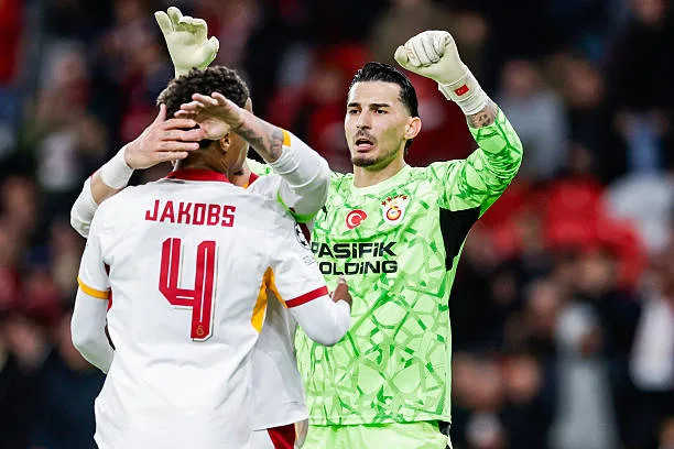 Ligue des Champions - Galatasaray avec Jakobs terrasse Lille dans une soirée spectaculaire (4-2) - wiwsport LILLE, FRANCE - OCTOBER 21: (L-R) Ismail Jakobs of Galatasaray, Ugurcan Cakir of Galatasaray during the UEFA Champions League match between Lille v Galatasaray at the Stade Pierre Mauroy on October 21, 2026 in Lille France (Photo by Pim Waslander/Soccrates/Getty Images)