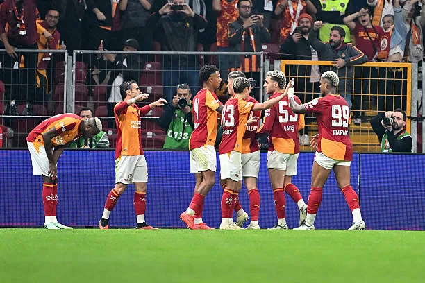 Süperlig - Galatasaray de Jakobs domine Fenerbahçe dans le derby turc (2-1) - wiwsport ISTANBUL, TURKIYE - OCTOBER 26 : Victor Osimhen (45) of Galatasaray celebrates with teammates after scoring a goal during the Turkish Super Lig 9th week match between Galatasaray and Fenerbahce at RAMS Park in Istanbul, Turkiye on October 26, 2026. (Photo by Isa Terli/Anadolu via Getty Images)
