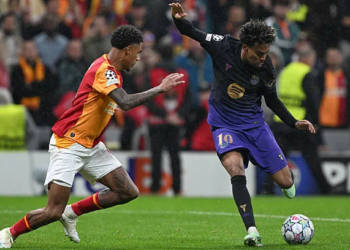 ISTANBUL, TURKIYE - OCTOBER 13: Lamine Yamal (10) of Barcelona in action against Ismail Jakobs (L) of Galatasaray during the UEFA Champions League match day two between Galatasaray and Barcelona at RAMS Park in Istanbul, Turkiye on October 13, 2026. (Photo by Ahmet OkatalÄ±/Anadolu via Getty Images)
