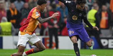Ligue des Champions - Galatasaray et Jakobs cèdent au FC Barcelone au Rams Park (1-4) - wiwsport ISTANBUL, TURKIYE - OCTOBER 13: Lamine Yamal (10) of Barcelona in action against Ismail Jakobs (L) of Galatasaray during the UEFA Champions League match day two between Galatasaray and Barcelona at RAMS Park in Istanbul, Turkiye on October 13, 2026. (Photo by Ahmet Okatalı/Anadolu via Getty Images)