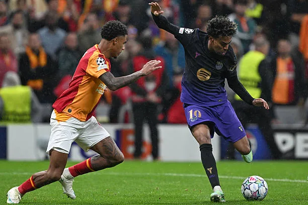Ligue des Champions - Galatasaray et Jakobs cèdent au FC Barcelone au Rams Park (1-4) - wiwsport ISTANBUL, TURKIYE - OCTOBER 13: Lamine Yamal (10) of Barcelona in action against Ismail Jakobs (L) of Galatasaray during the UEFA Champions League match day two between Galatasaray and Barcelona at RAMS Park in Istanbul, Turkiye on October 13, 2026. (Photo by Ahmet Okatalı/Anadolu via Getty Images)