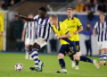 Ligue Europa - La Real Sociedad de Mamadou Sarr ramène le nul de l'US Gilloise (1-1) - wiwsport LEUVEN, BELGIUM - OCTOBER 15: (L-R) Mamadou Sarr of Real Sociedad, Louis Patris of Union St Gilloise during the UEFA Europa League match between Union St. Gilloise v Real Sociedad at the Den Dreef on October 15, 2026 in Leuven Belgium (Photo by Joris Verwijst/Soccrates/Getty Images)