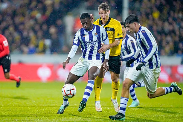 Ligue Europa - Démonstration offensive de la Real Sociedad avec Mamadou Sarr à Lillestrøm (6-0) - wiwsport Real Sociedad's Senegalese defender #19 Mamadou Sarr (L) vies the ball during the UEFA Europa League league phase matchday 3 football match between Lillestrom and Real Sociedad, in Lillestrøm, Norway, on October 22, 2026. (Photo by Jonas Been Henriksen / NTB / AFP via Getty Images) / Norway OUT