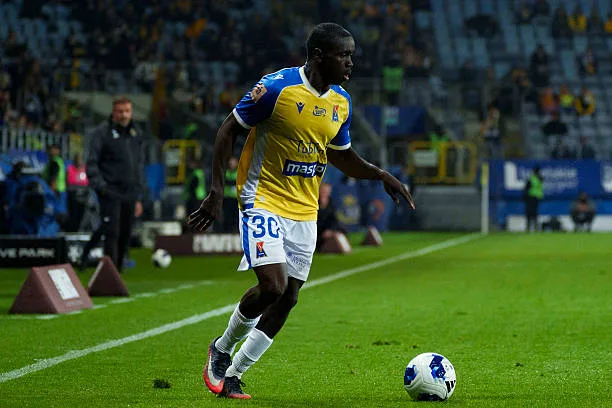 Pologne - Coupe de Pologne : Mbaye Jacques Ndiaye buteur avec Motor Lublin face à Raków Częstochowa - wiwsport LUBLIN, POLAND - OCTOBER 23: Mbaye Ndiaye of Motor Lublin looks to pass the ball during the PKO BP Ekstraklasa 2026/27 match between Motor Lublin and Zaglebie Lubin at Motor Lublin Arena on October 23, 2026 in Lublin, Poland. (Photo by Lukasz Germaniuk/Eurasia Sport Images/Getty Images)