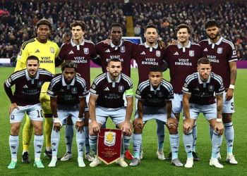 Ligue des Champions - Aston Villa poursuit son sans-faute en dominant Viking FK (3-1), Mbaye décisif - wiwsport (L-R back row) Aston Villa's Japanese goalkeeper #01 Zion Suzuki, Aston Villa's Spanish defender #14 Pau Torres, Aston Villa's Senegalese striker #11 Nicolas Jackson, Aston Villa's Brazilian striker #47 Alysson, Aston Villa's Swedish defender #03 Victor Lindelof and Aston Villa's English defender #05 Tyrone Mings, (L-R front row) Aston Villa's Argentinian midfielder #10 Emiliano Buendia, Aston Villa's French born Senagalese striker #19 Ibrahim Mbaye, Aston Villa's Scottish midfielder #07 John McGinn, Aston Villa's Brazilian midfielder #35 Joao Gomes and Aston Villa's English midfielder #06 Ross Barkley pose for a team photo ahead of the UEFA Champions League, league phase football match between Aston Villa and Viking at Villa Park in Birmingham, central England on October 21, 2026. (Photo by Henry Nicholls / AFP via Getty Images)