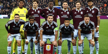 Ligue des Champions - Aston Villa poursuit son sans-faute en dominant Viking FK (3-1), Mbaye décisif - wiwsport (L-R back row) Aston Villa's Japanese goalkeeper #01 Zion Suzuki, Aston Villa's Spanish defender #14 Pau Torres, Aston Villa's Senegalese striker #11 Nicolas Jackson, Aston Villa's Brazilian striker #47 Alysson, Aston Villa's Swedish defender #03 Victor Lindelof and Aston Villa's English defender #05 Tyrone Mings, (L-R front row) Aston Villa's Argentinian midfielder #10 Emiliano Buendia, Aston Villa's French born Senagalese striker #19 Ibrahim Mbaye, Aston Villa's Scottish midfielder #07 John McGinn, Aston Villa's Brazilian midfielder #35 Joao Gomes and Aston Villa's English midfielder #06 Ross Barkley pose for a team photo ahead of the UEFA Champions League, league phase football match between Aston Villa and Viking at Villa Park in Birmingham, central England on October 21, 2026. (Photo by Henry Nicholls / AFP via Getty Images)