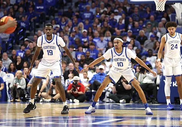 NCAA - Les Wildcats de Kentucky dominent l'UCF, Ousmane Ndiaye s'est distingué ! - wiwsport LEXINGTON, KY - OCTOBER 23: Kentucky Wildcats forward Ousmane N'diaye (19), Kentucky Wildcats guard Alex Wilkins (10), and Kentucky Wildcats center Malachi Moreno (24) in an exhibition game between the Texas Tech Red Raiders and the Kentucky Wildcats on October 23, 2026, at Rupp Arena in Lexington, KY. (Photo by Jeff Moreland/Icon Sportswire via Getty Images)
