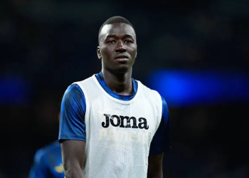 Ligue des Champions - Villarreal CF : Pape Gueye titulaire pour la réception de Naples (19h00 Gmt) - wiwsport MADRID, SPAIN - OCTOBER 10: Pape Gueye of Villarreal CF looks on during the Spanish League, LaLiga EA Sports, football match between Real Madrid and Villarreal CF at Bernabeu stadium on October 10, 2026, in Madrid, Spain. (Photo By Dennis Agyeman/Europa Press via Getty Images)